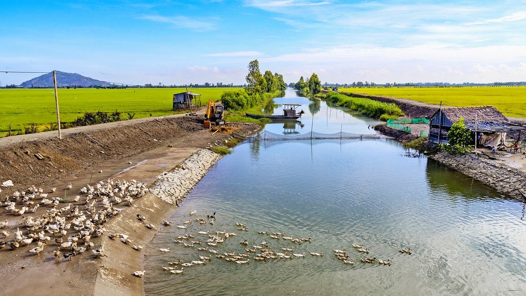 Saluran irigasi di kawasan persawahan (foto stok, bukan dokumentasi PT Selaras Mandiri Sejahtera)