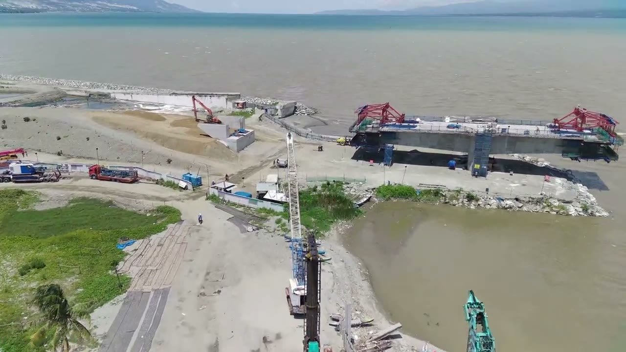 Pekerjaan pengaman pantai dan jembatan di muara Sungai Palu, Kota Palu